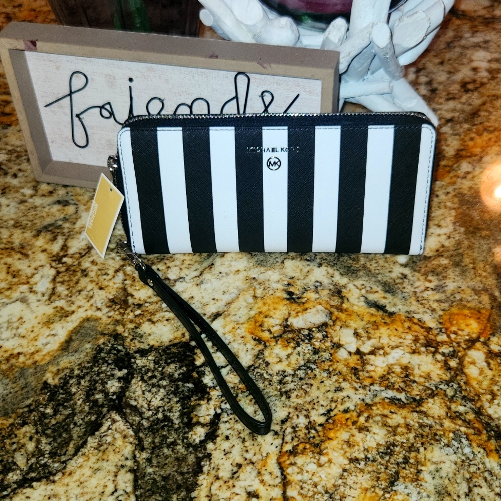 Large Brand New w/tags White & black MICHAEL KORS Wallet !!!